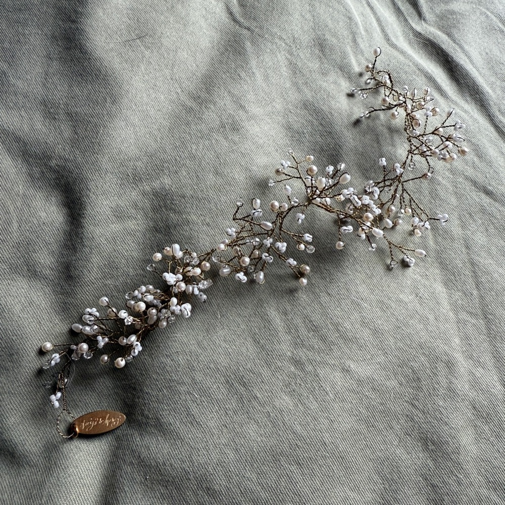 Elegant Gold and Pearl Hair Accessory